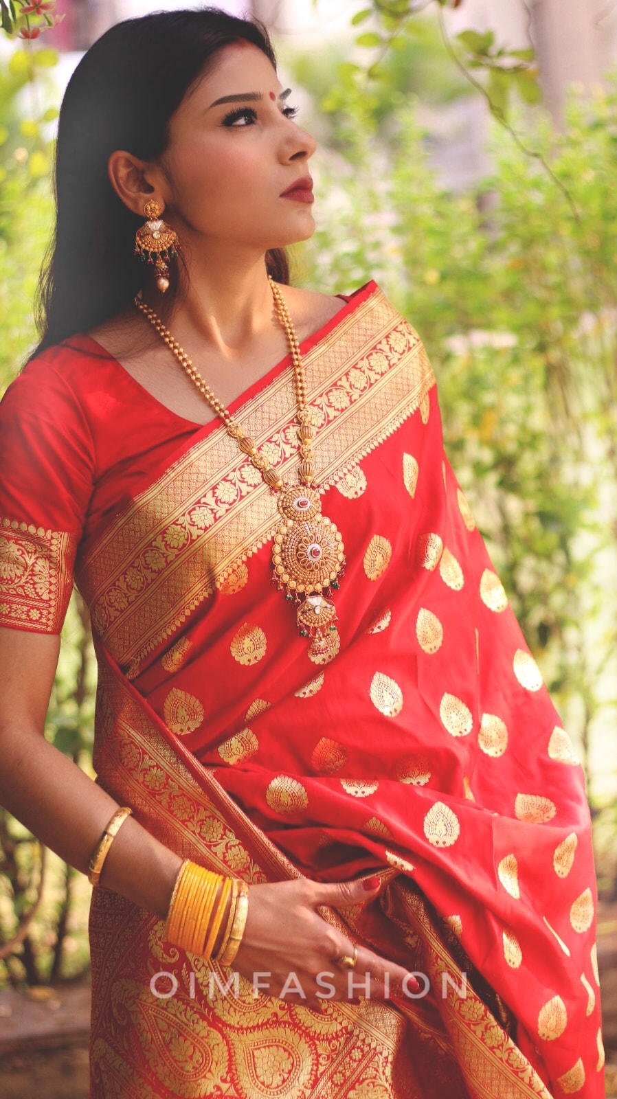 Red saree, Indian fashion Blogger, Banarasi saree, Ethnic bloggers, ethnic fashion, traditional fashion, How to wear a saree, How to wear red
