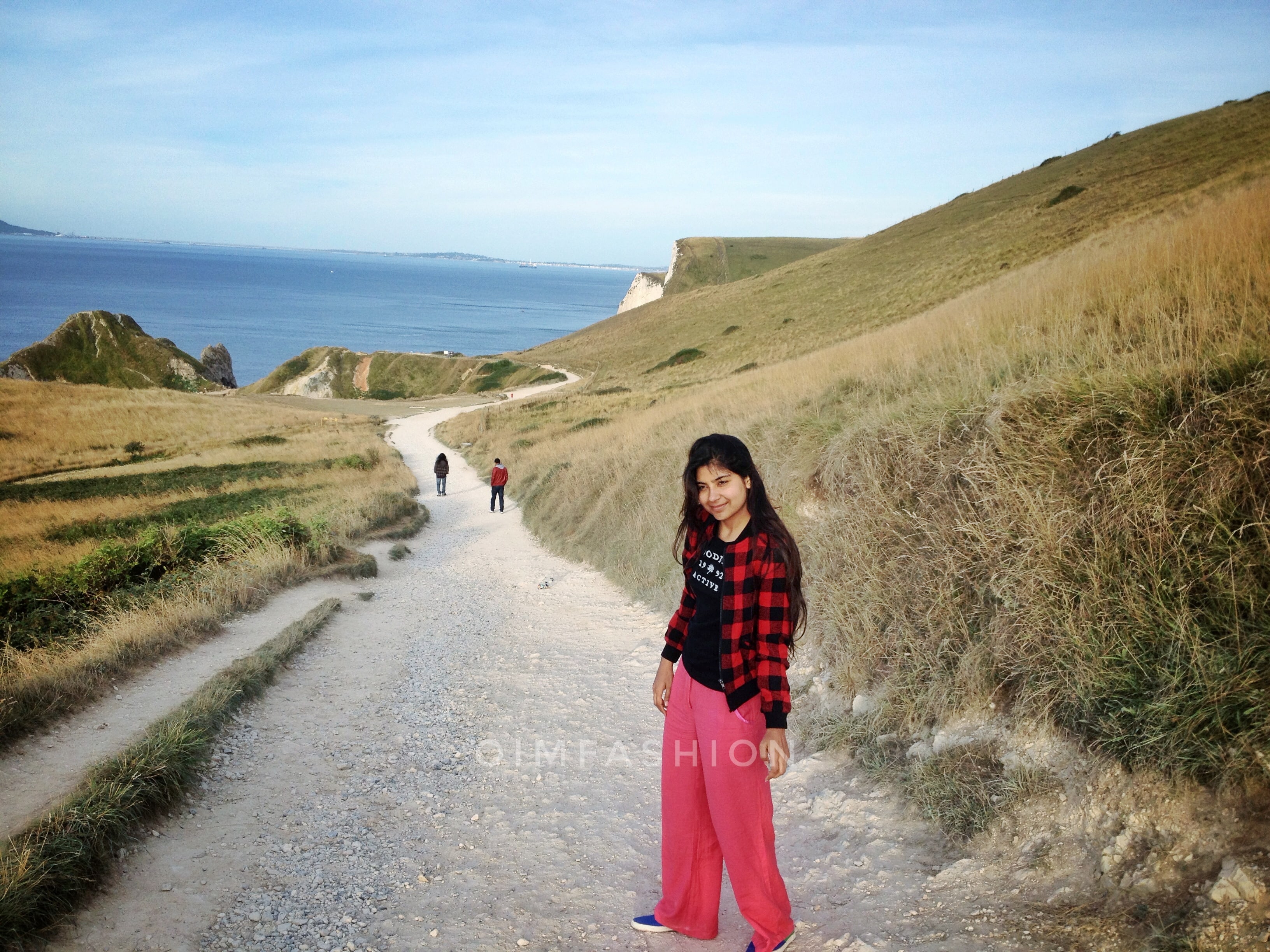 whwre is durdle door, where is lulworth cove, what is durdle door, How to reach durdle door, dorset, best beaches in the world, best beaches in england, best tourist places in england, visit England, best places to go in the world, most beautiful seaside in the world, travel bloggers Indian, Indian travel Bloggers, Ritu Pandit, Oimfashion travel